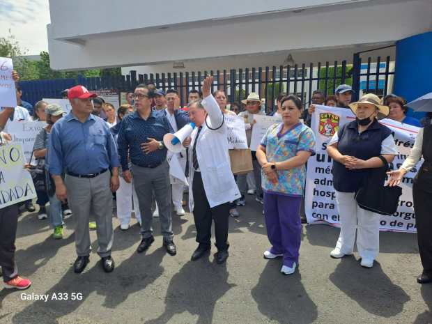 Marchan personas trabajadoras del sector salud, exigen medicamentos y uniformes dignos